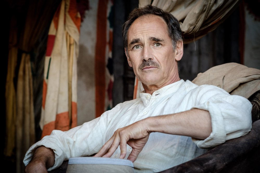 waiting-for-the-barbarians-2019-002-mark-rylance-seated.jpg