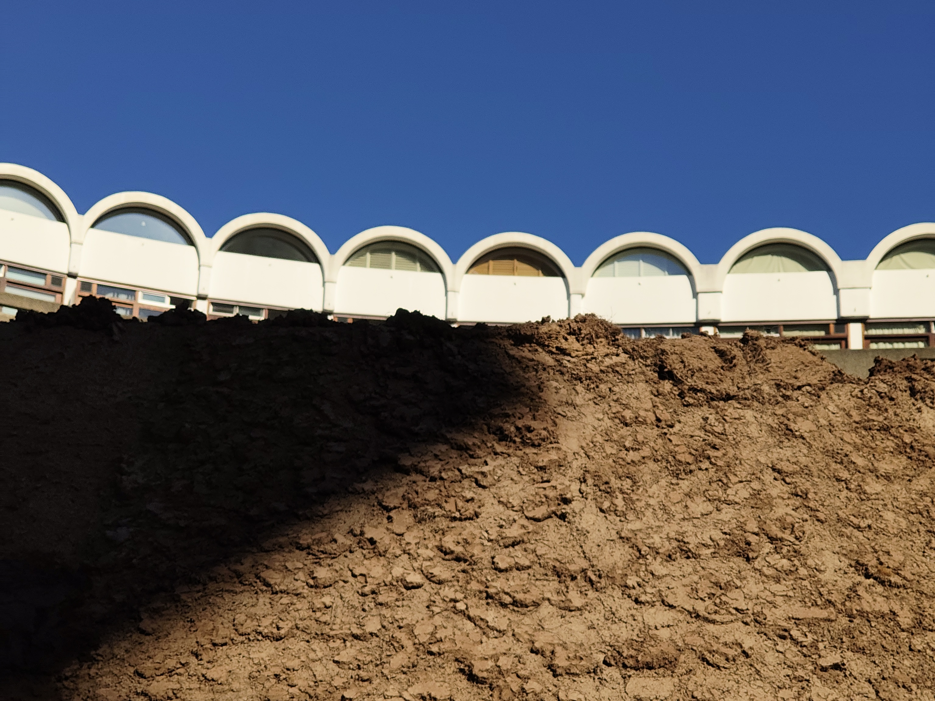 The organic soil texture of origo against the geometrical modern architecture of the Barbican.