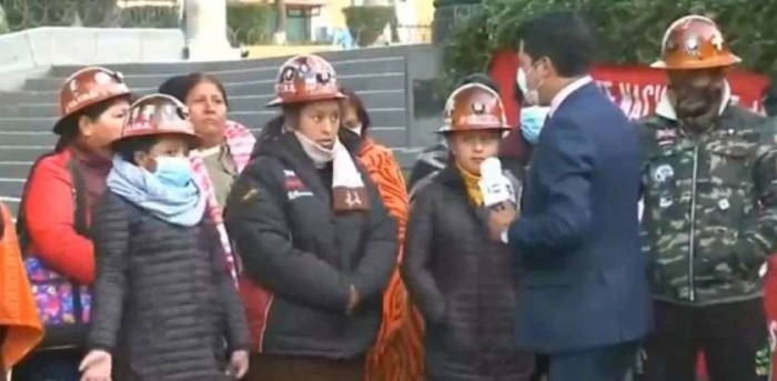 Gutierrez-family-protest-at-the-Ministry-of-Mines-700x343_0.jpg