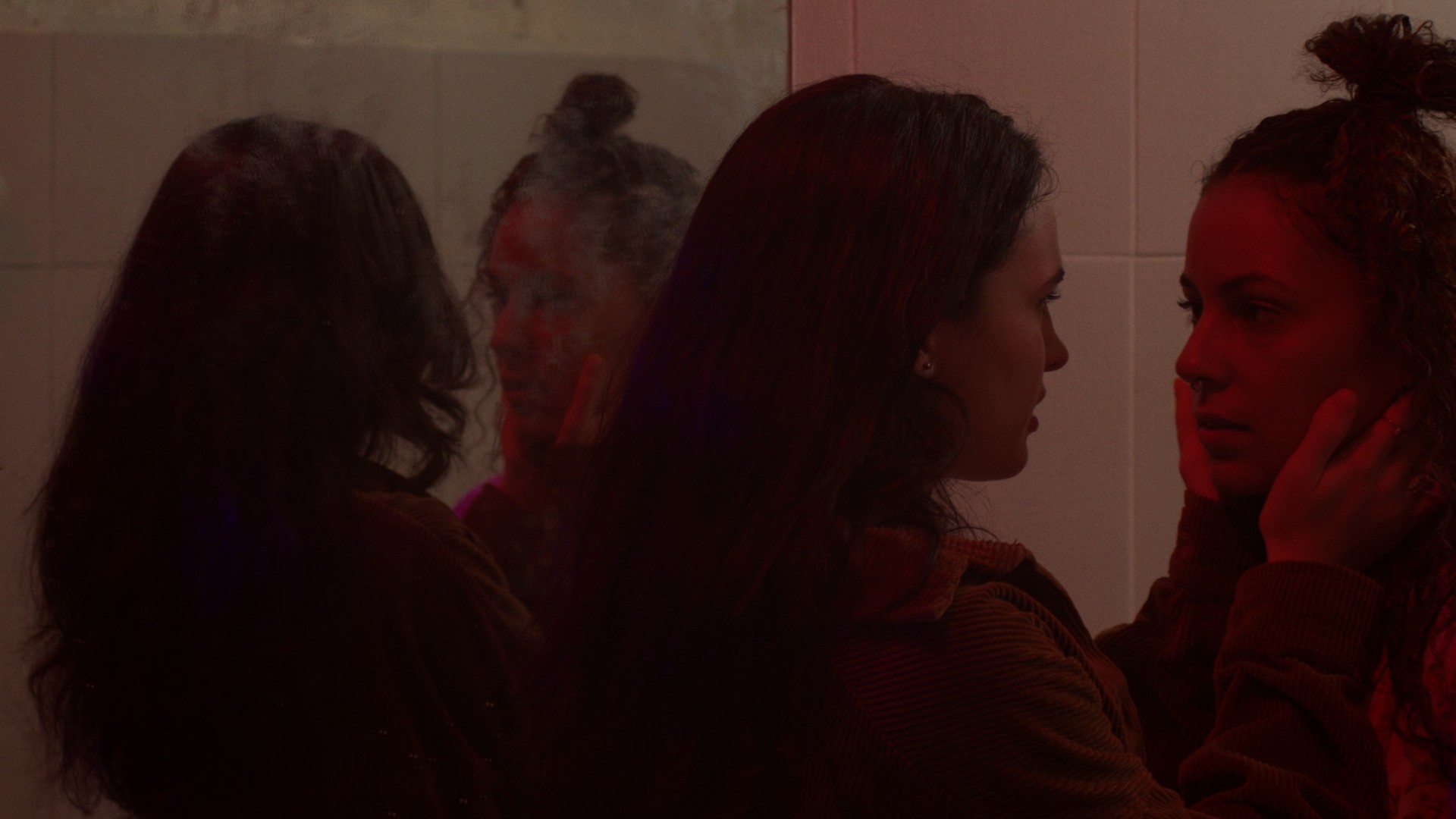 Cecile van Welie as Liz and Camila Santana as Jessie