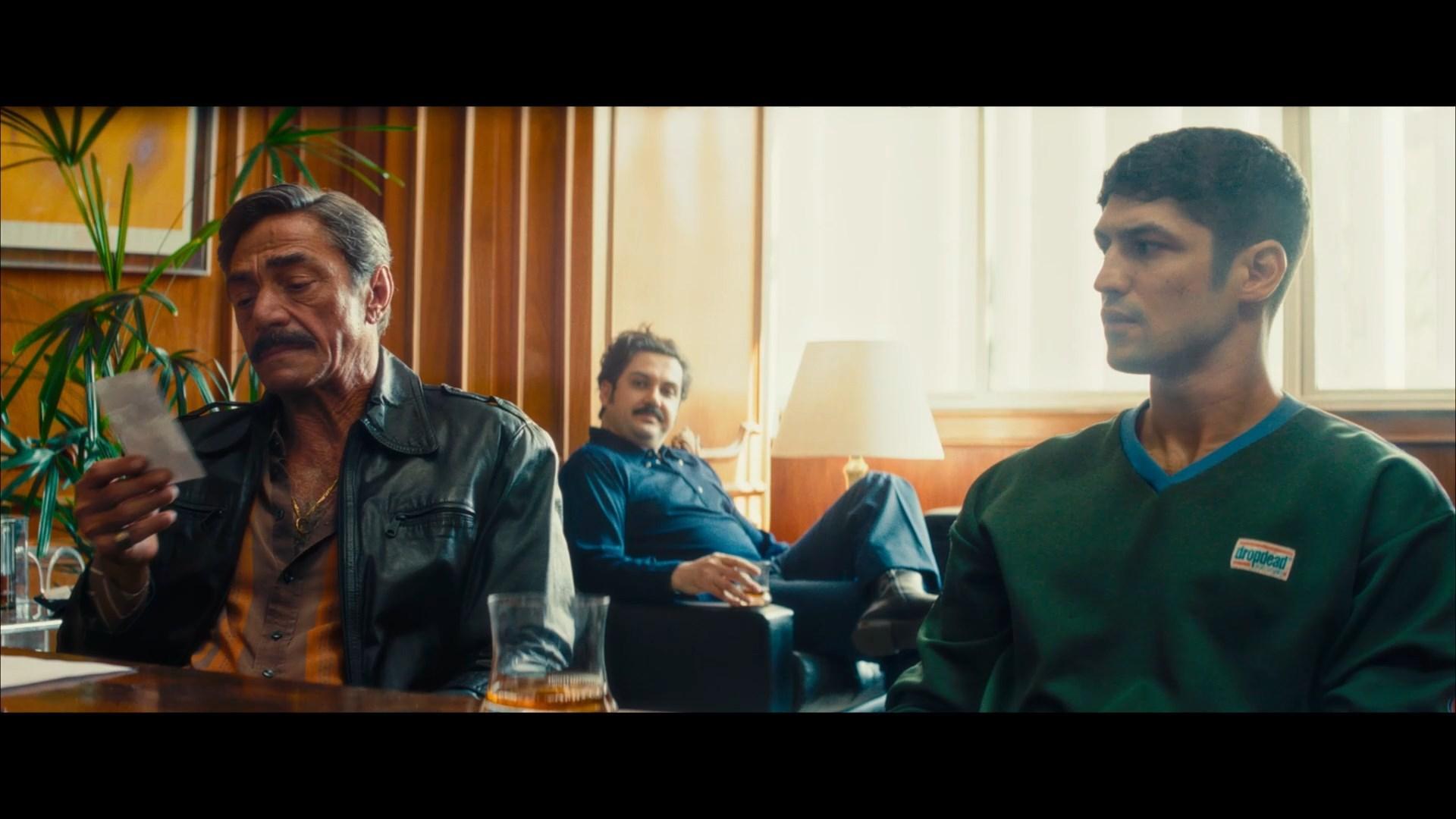 Roney Villela as Augusto and Gabriel Leone as Bobbi