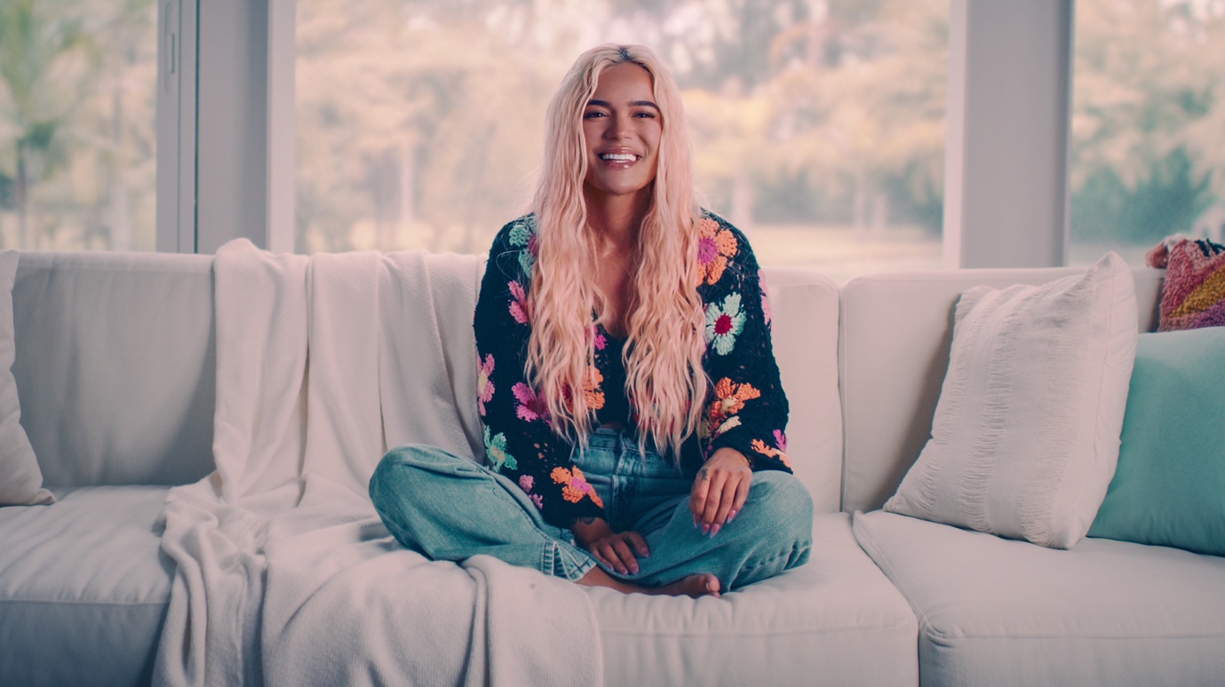A person sitting on a couch
AI-generated content may be incorrect.