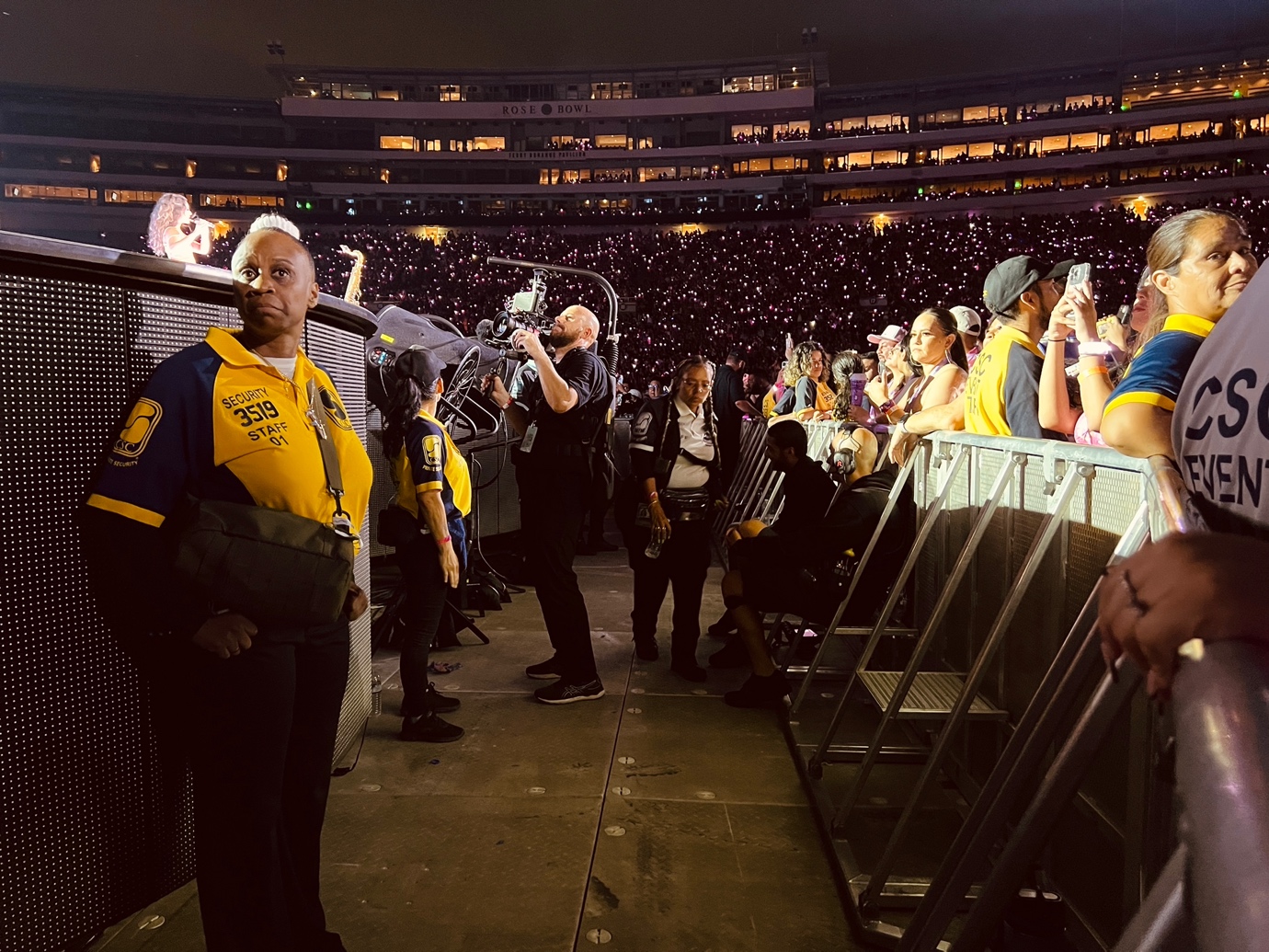 A group of people in a stadium
AI-generated content may be incorrect.