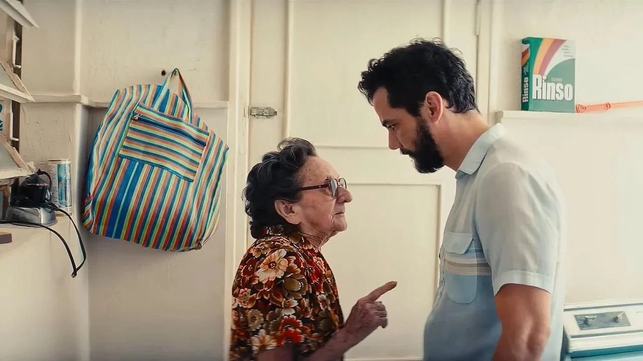 Tania Maria as Dona Sebastiana with Wagner Moura as Armando