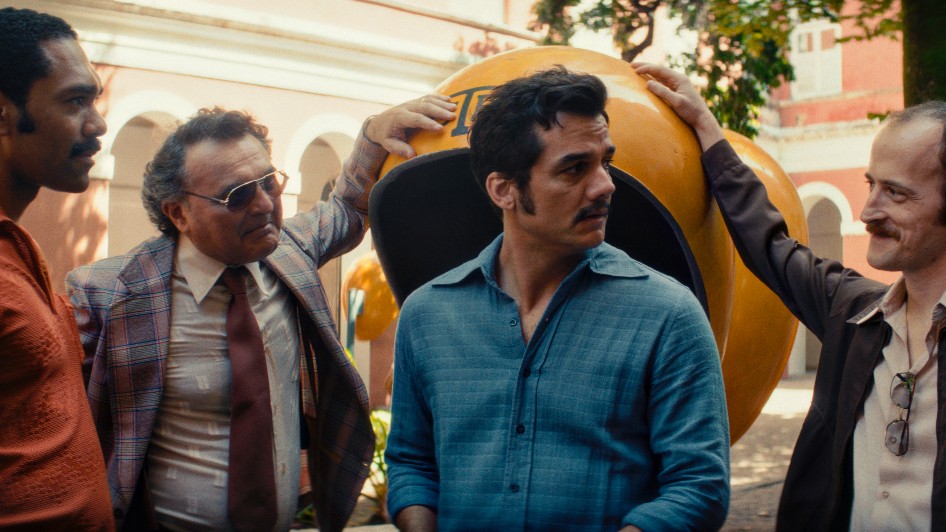 Róberio Diógenes as Chief Euclides , with Wagner Moura as Armando centre